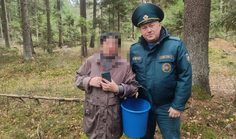 В Бобруйском районе спасатели нашли заблудившуюся в лесу женщину