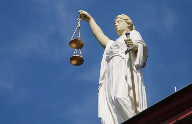 Вынесли приговор 19-летнему бобруйчанину, который за золото «отпустил грехи» женщине из Бреста