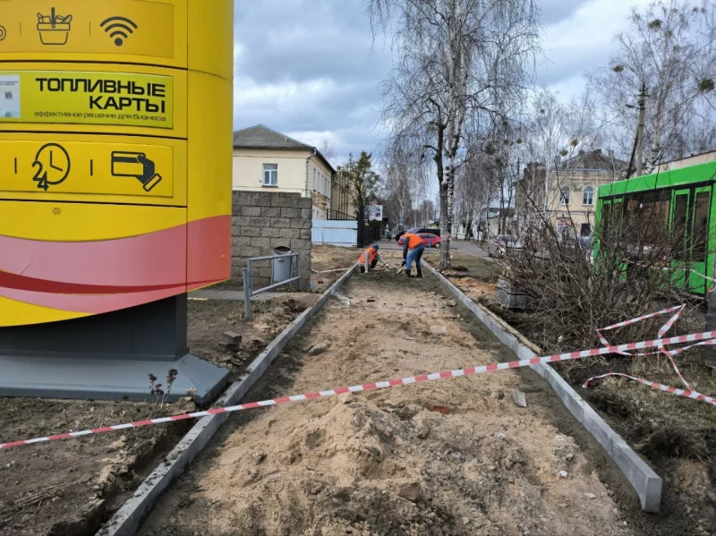 В Бобруйске продолжается замена изношенной тротуарной плитки