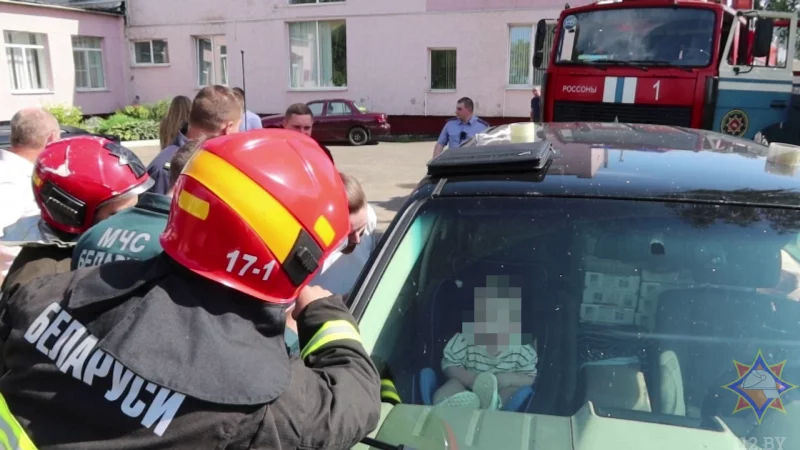 Полуторогодовалый ребенок оказался заблокированным в автомобиле