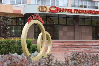 Непростое украшение. Новая малая форма около загса