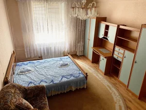 Сталинка в центре, 3-х комнатная квартира, 78 м², потолки – 3 метра