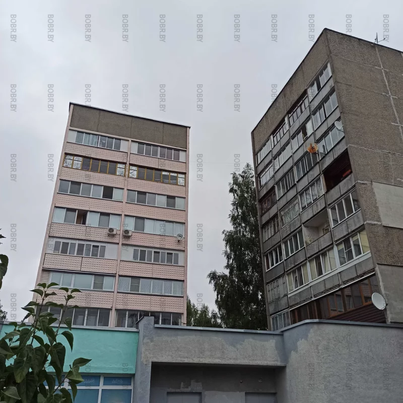 Какая красота с торца дома слева, и какое запустение и уныние справа. Казалось бы два соседних дома, но средств на ремонт хватило только на один.