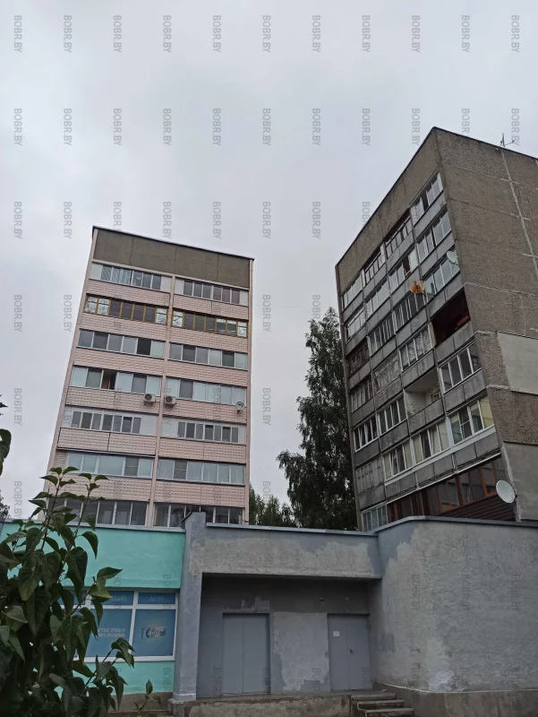Какая красота с торца дома слева, и какое запустение и уныние справа. Казалось бы два соседних дома, но средств на ремонт хватило только на один.