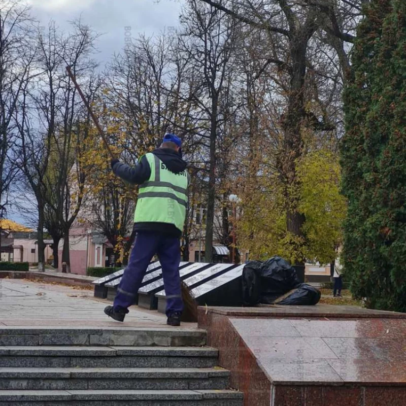 Бобруйские дворники убирают опавшую листву даже в воскресенье.