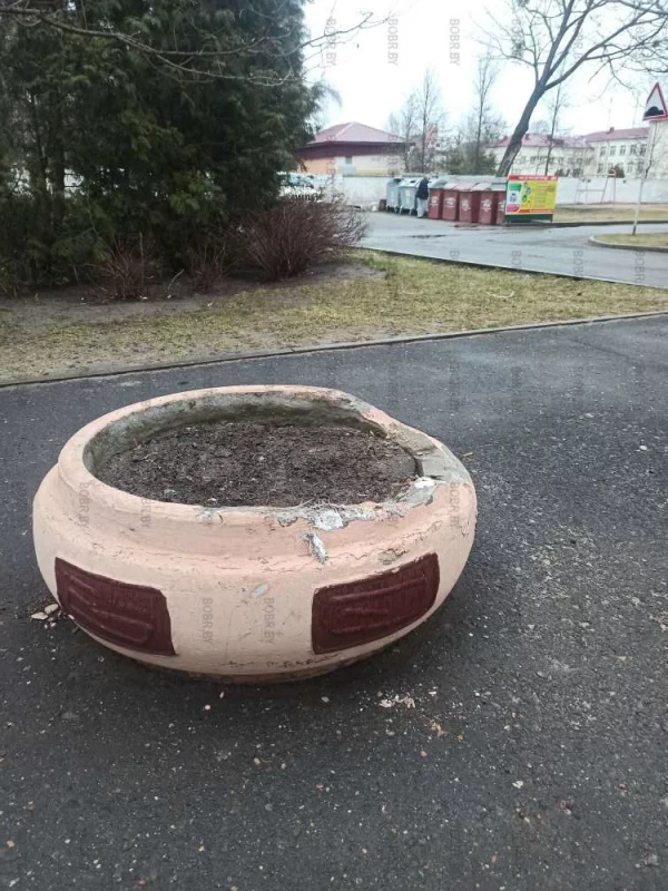 А ну-ка признавайтесь, кто откусил кусок клумбы? Неужели нельзя в районе площади Ленина во дворе дома поставить красивую новую клумбу?