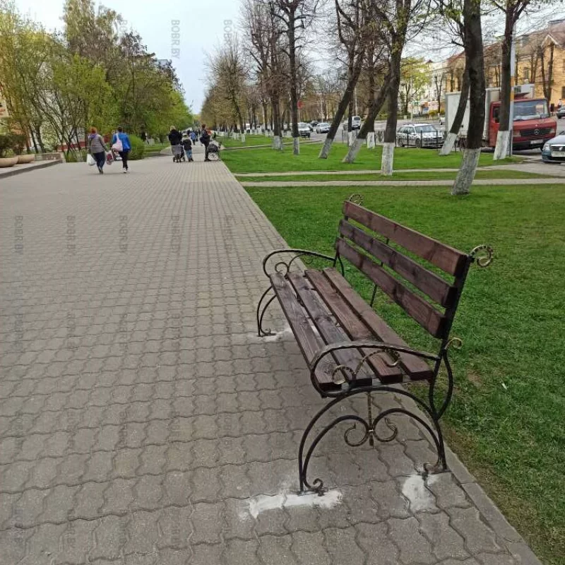 Пожилым - радость! Поставили лавочки на тротуаре от остановки Октябрьская до Школа 
