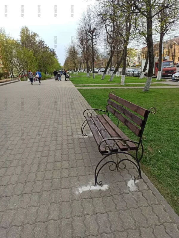 Пожилым - радость! Поставили лавочки на тротуаре от остановки Октябрьская до Школа 