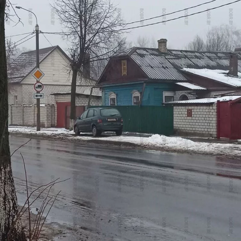 Есть свой двор, но на улице стоять прикольнее