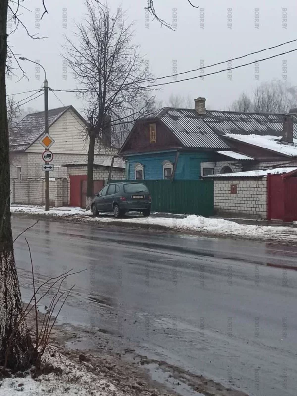 Есть свой двор, но на улице стоять прикольнее