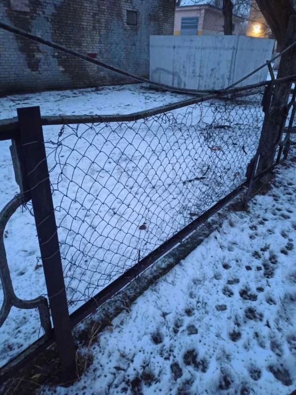 Школьный забор - обратная сторона