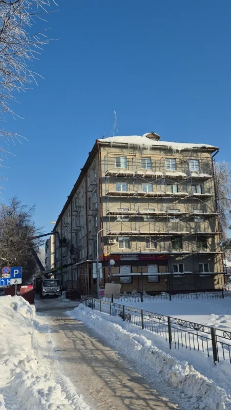 Зимой только и делать такие ремонты.