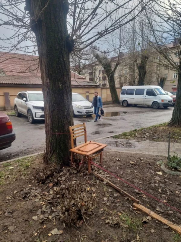 Чтоб стул не сделал ноги, его привязали к дереву
