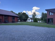Два дома на берегу реки