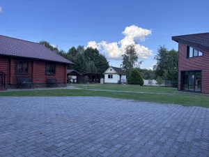 Два дома на берегу реки