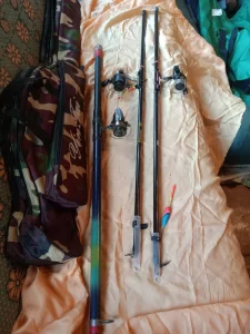 2 спиннинга с катушками, с лесками, чехол