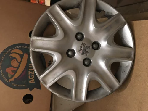 Продам колпаки на Пежо 10-15 руб.