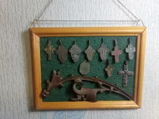 Панно из старинных нательных крестиков