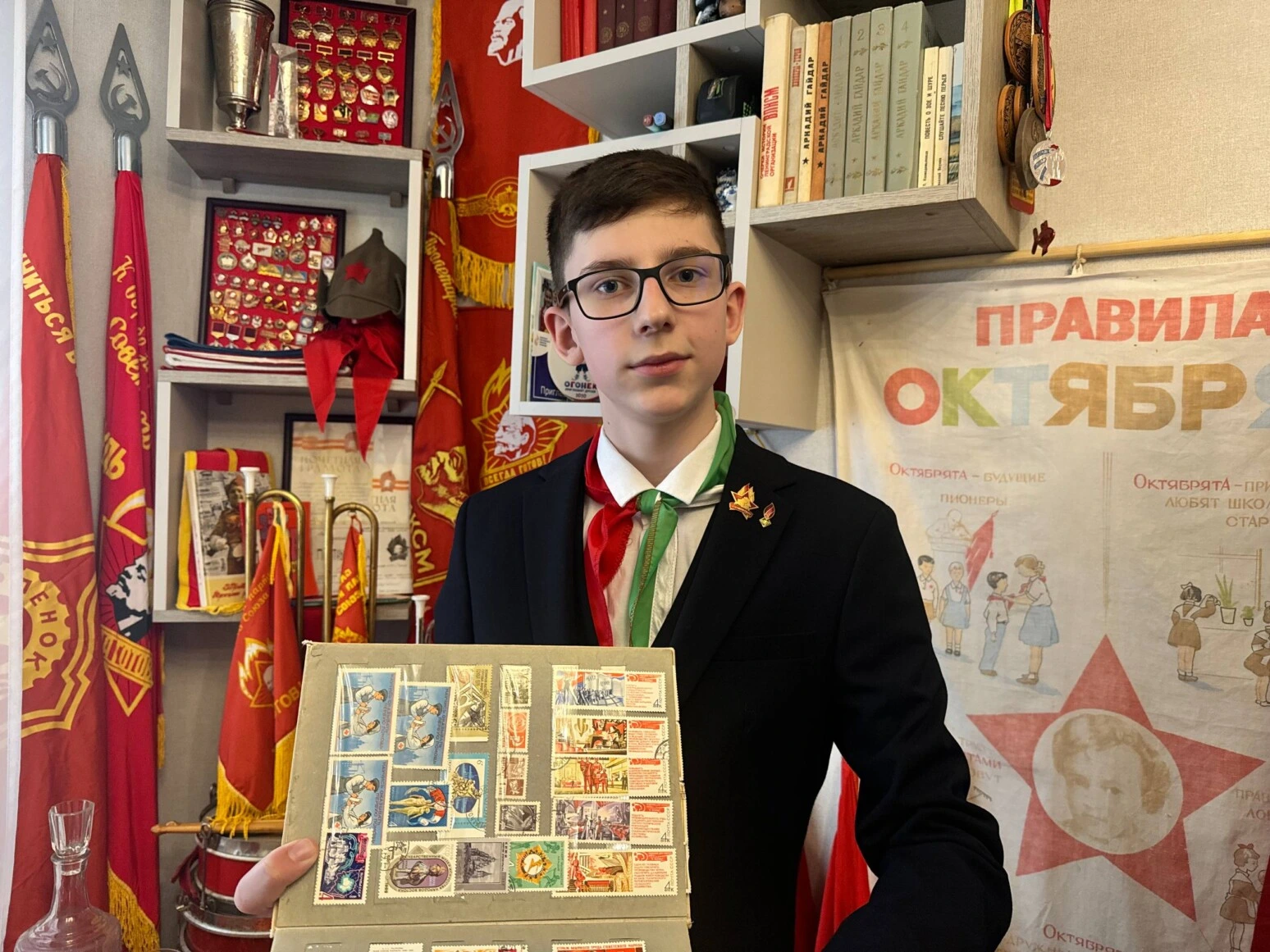 Бобруйский школьник в своей комнате создал мини-музей пионерии