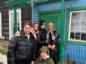 Юные волонтёры «Доброго сердца» пришли на помощь пенсионерке в Каменке