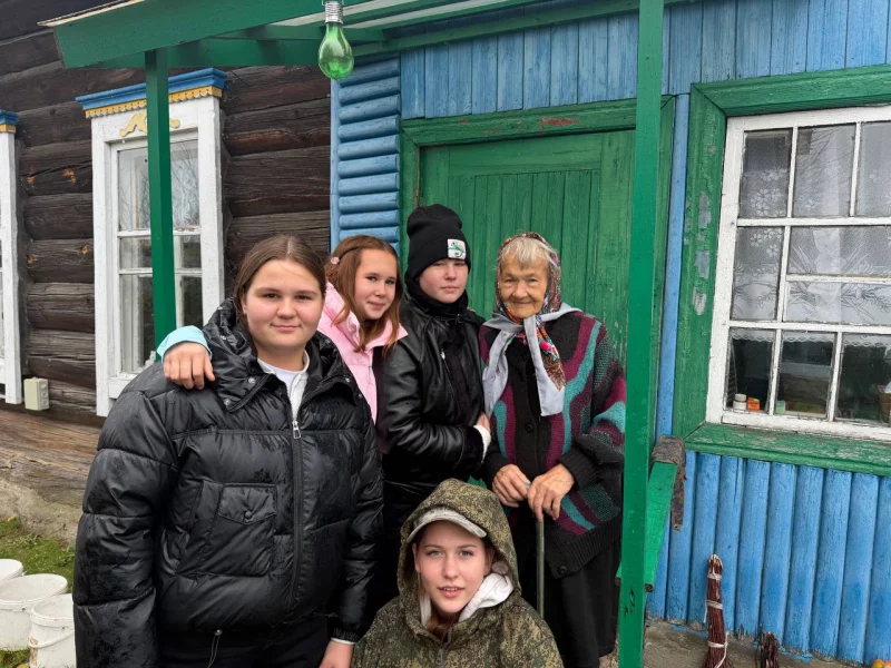 Юные волонтёры «Доброго сердца» пришли на помощь пенсионерке в Каменке