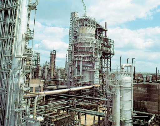 Роль нефтепереработки в производстве синтетических материалов