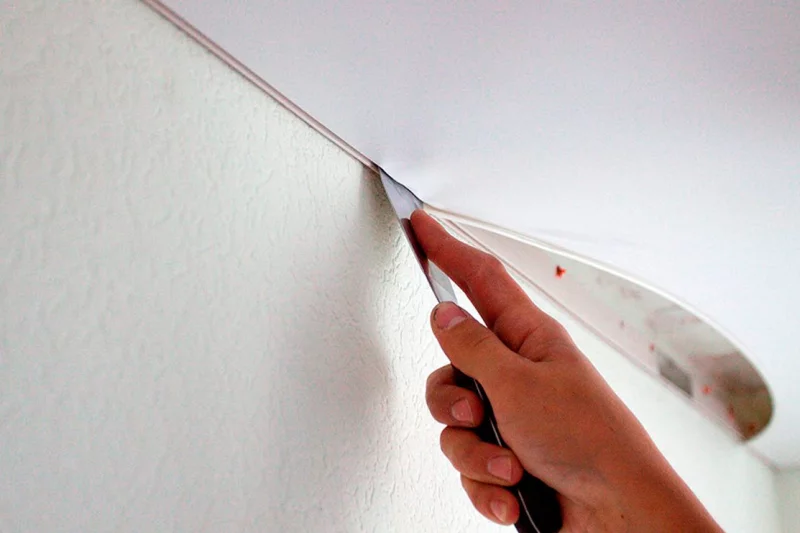 Процесс монтажа натяжных потолков