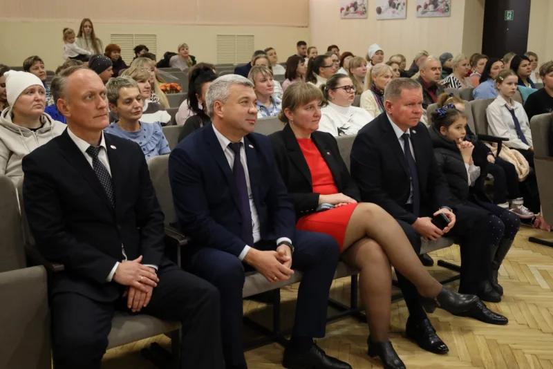 Сорок шесть работниц «Красного пищевика» воспитывают трех и более детей: на фабрике отметили День матери
