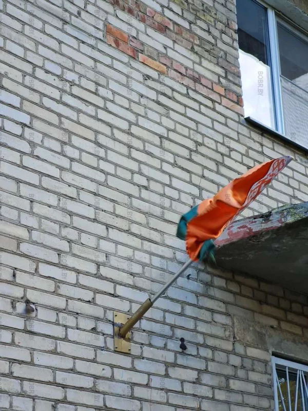 Флаг был красный, а стал оранжевый, не патриотично, Пора менять!