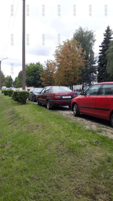 Парковка на газоне, напротив входа на машиностроительный завод 
