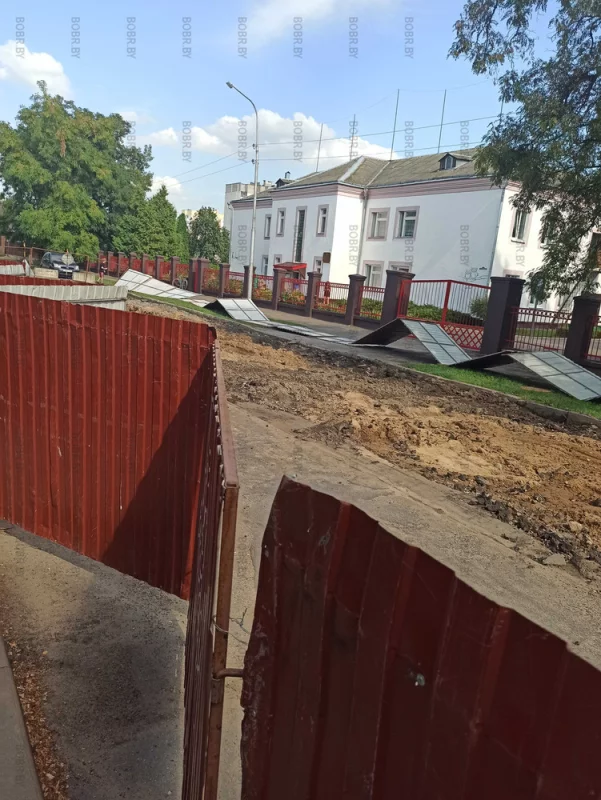 Вот так огородили опасную территорию рядом с блеском социальным приютом