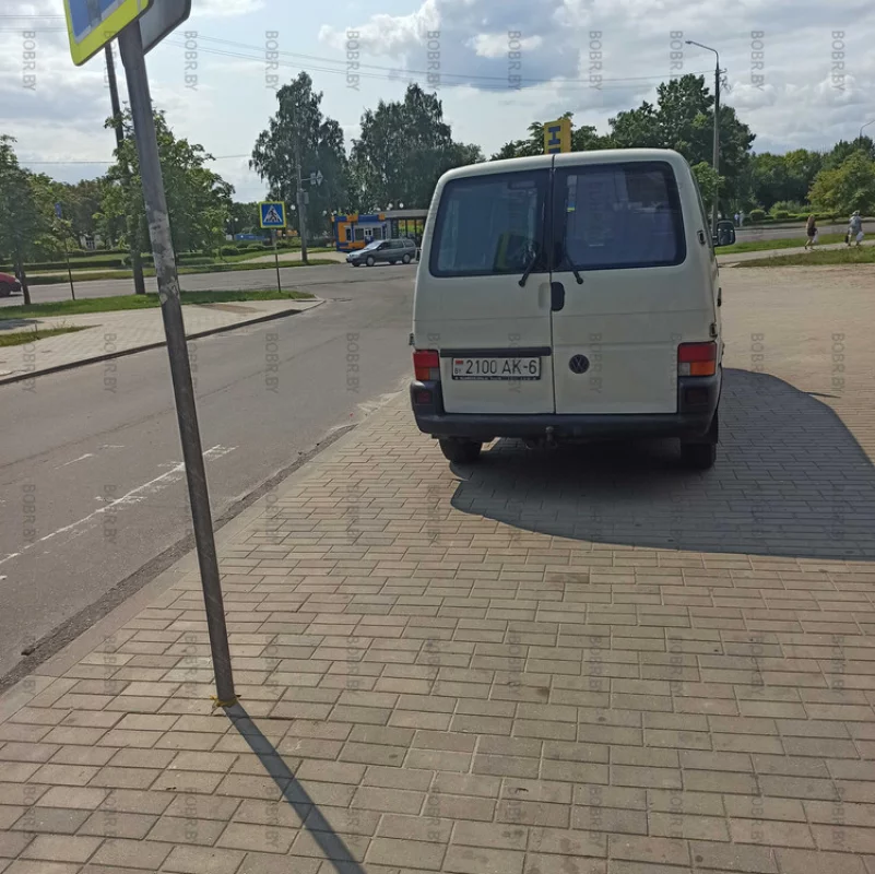 С каких пор парковка на тротуаре разрешена? Рядом с Мартин на вокзале