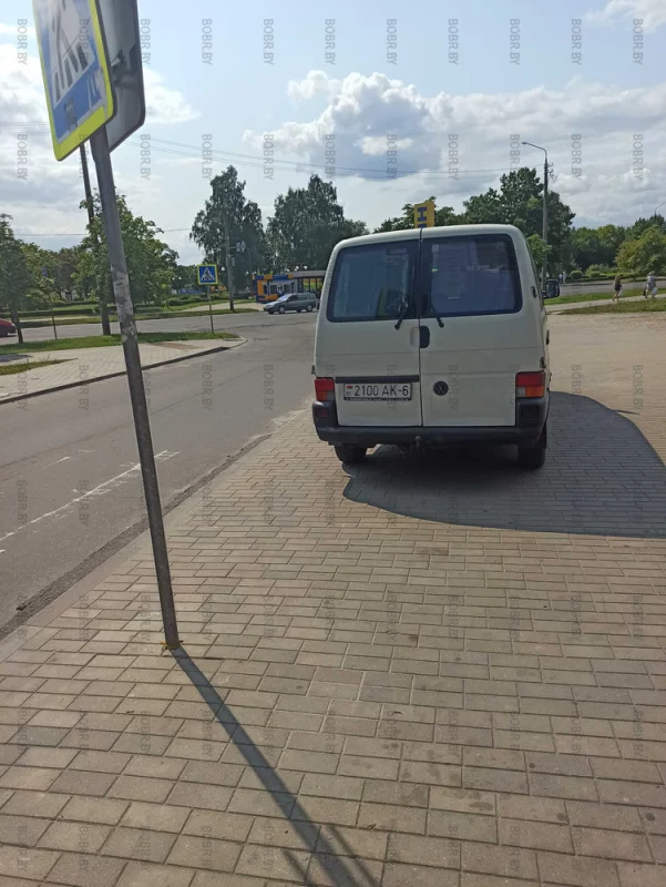 С каких пор парковка на тротуаре разрешена? Рядом с Мартин на вокзале