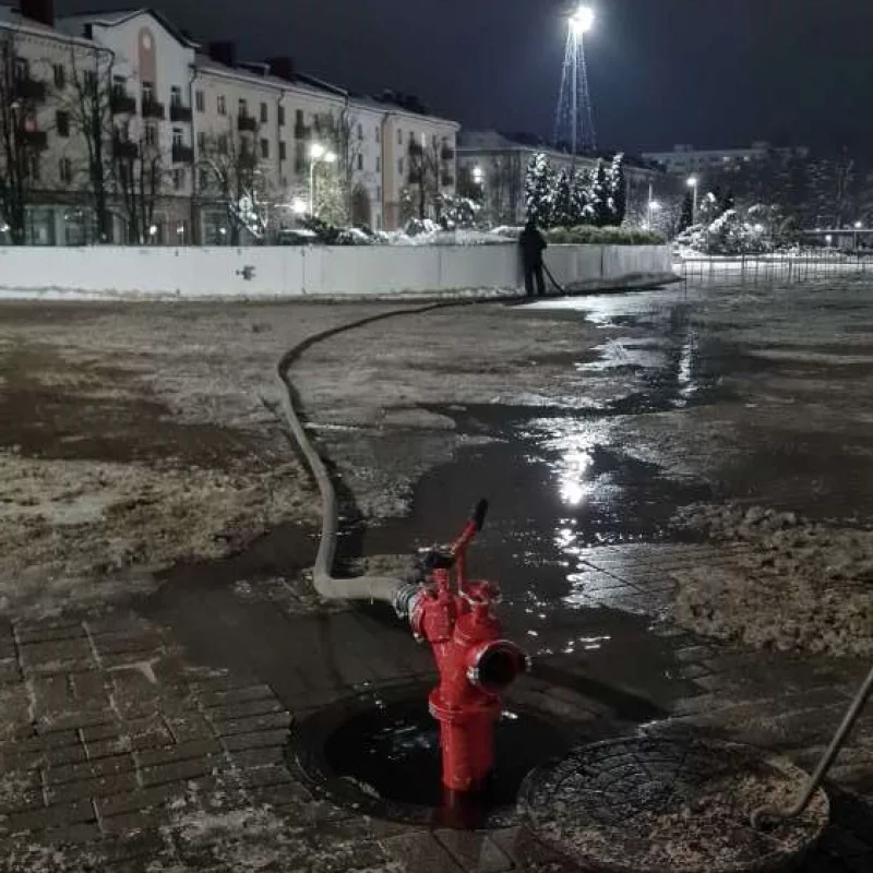 В городе заливают каток. Интересно, они знают как правильно?