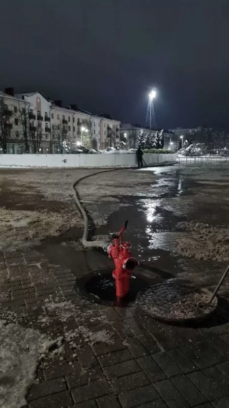 В городе заливают каток. Интересно, они знают как правильно?