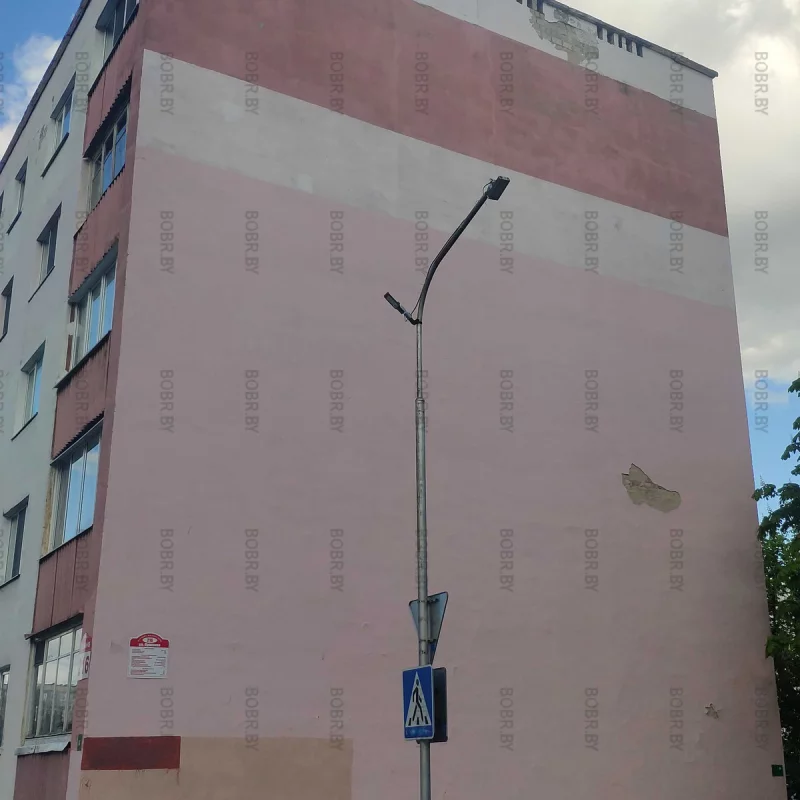 Осыпается штукатурка в доме на центральной улице