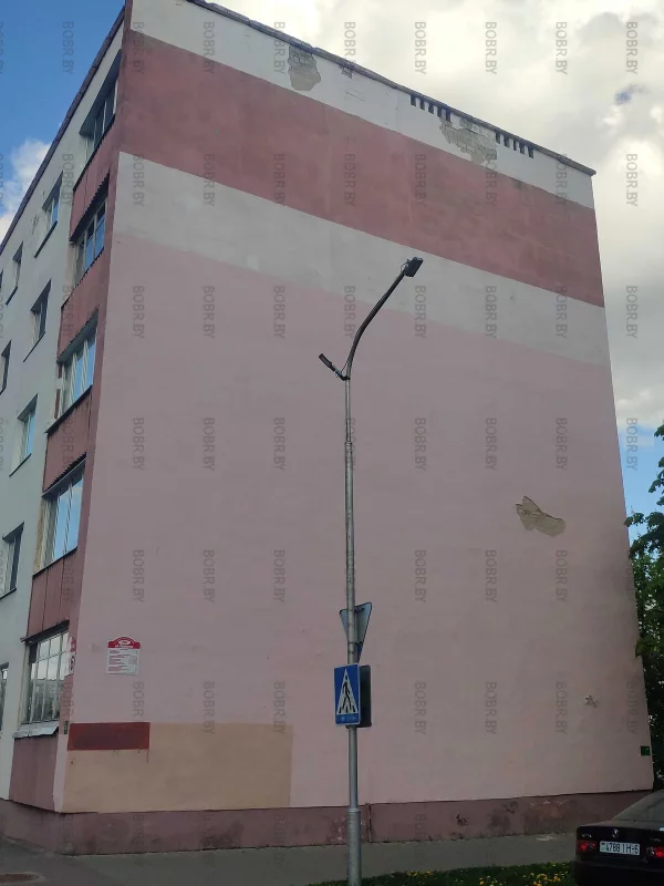 Осыпается штукатурка в доме на центральной улице