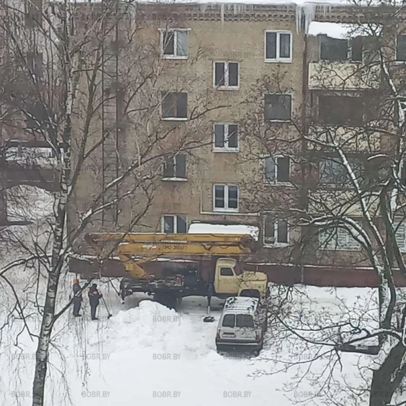 Стоят уж пол часа. Все не решат кто в люлька полезет