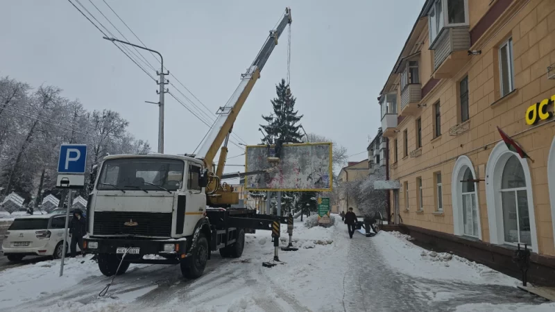 Меняют плакат на билборде