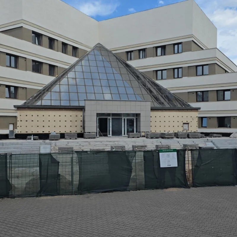 Интересно, сколько лет уже Беларусбанк не может закончить ремонт?