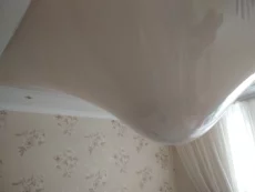 Слив воды с натяжного потолка