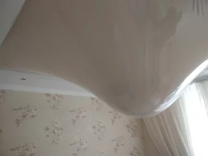 Слив воды с натяжного потолка