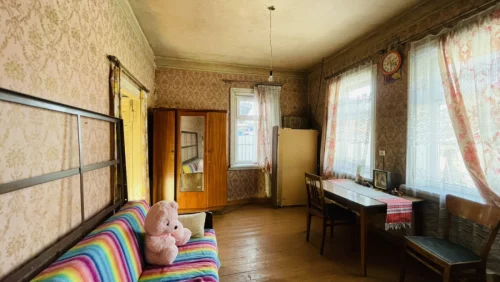 2-комнатная квартира в деревянном жилом доме в центре города