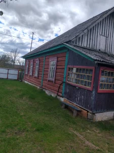 Добротный дом с хоз. постройками