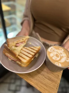 Бариста в кофейню Софи