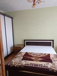 Двухкомнатную квартиру на длительный срок