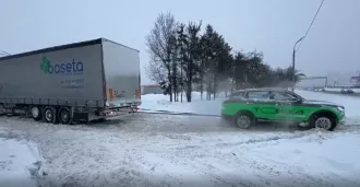 Белорусский «богатырь»: Belgee вытянул из снега груженую фуру