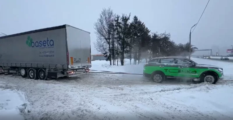 Белорусский «богатырь»: Belgee вытянул из снега груженую фуру