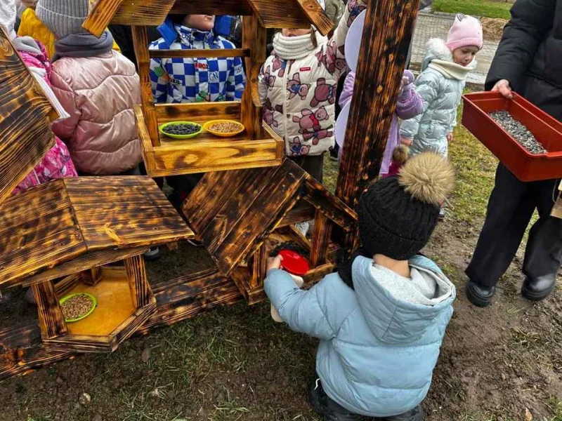 Юные бобруйчане помогли пернатым: в городе открыли «птичью столовую»