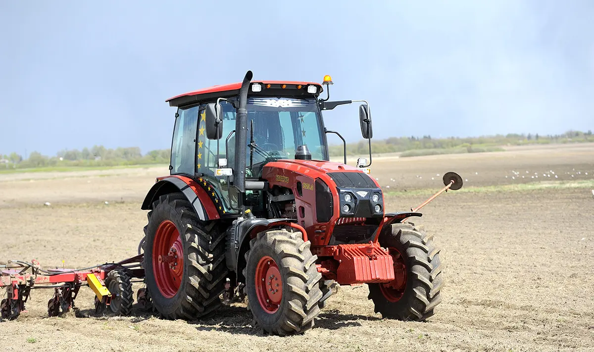 Не сбавляя темпов: на Бобруйщине продолжается массовый сев кукурузы